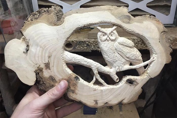 Owl sculpture wood carving by using chainsaw