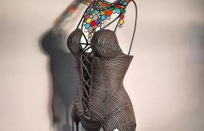 Metal sculptures of the feminine figure in sensuality