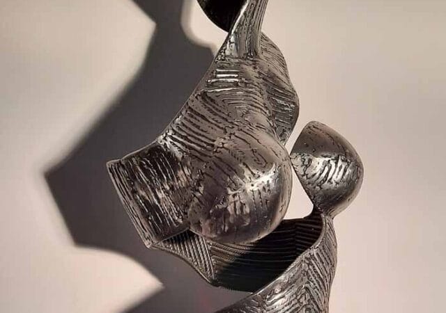 Metal sculptures of the beauty of the feminine figure