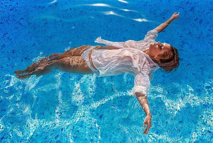 Amazing Hyper realism woman submerged painting by Johannes Wessmark